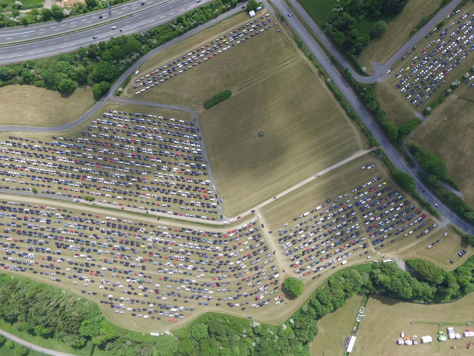 Drohne: Parkfläche von oben