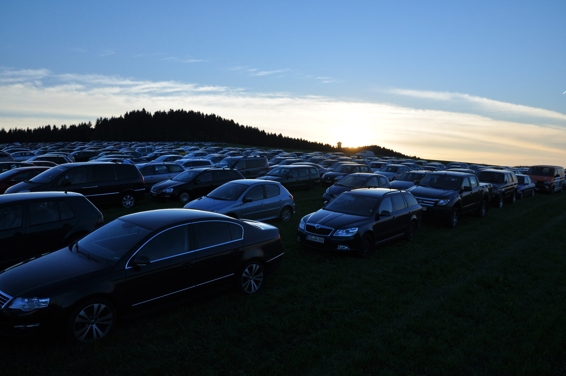 Weitläufige Eventparkfläche mit Fahrzeugflotte